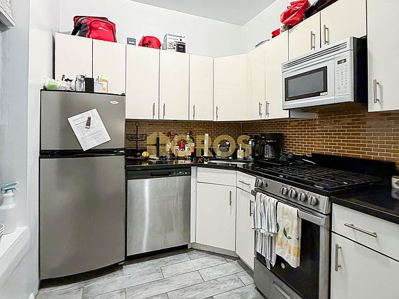 3rd image of 32 Grand St APT 17