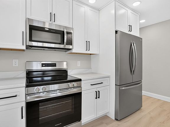 4th image of 67 Woodside Ter
