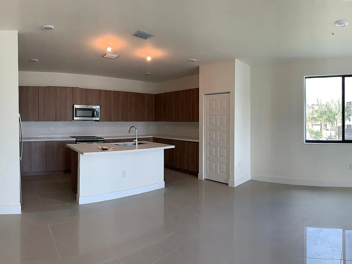 3 bed, 2946 sqft, $5,800 — Photo 3