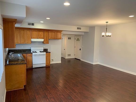 2nd image of 16809 Victory Blvd APT 4
