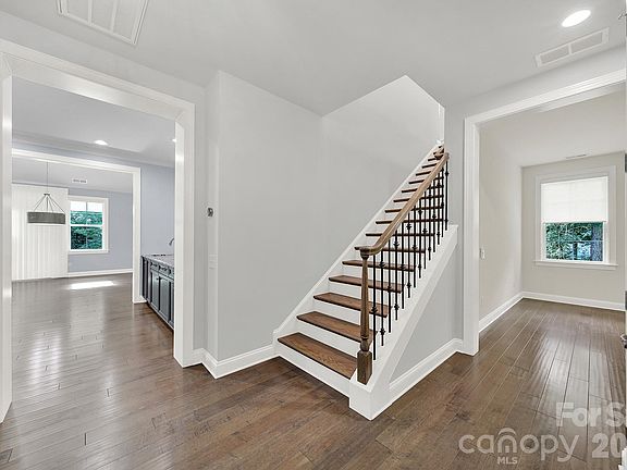 3rd image of 6083 Chimney Bluff Rd