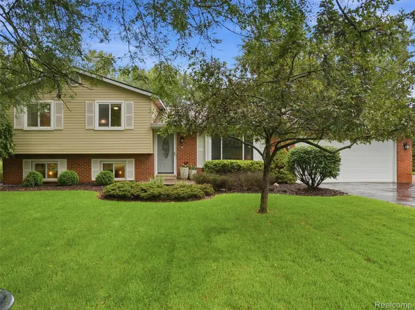 1200 N Alstott Dr, Howell, MI 48843
