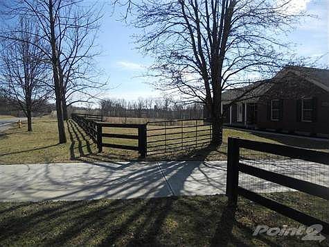 The entire 1 acre lot is fenced and there's even a gate for the driveway!