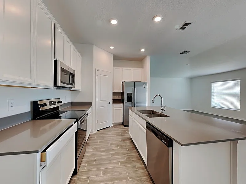 3 bed, 2.0 bath, 1555 sqft, $1,800 — Photo 2