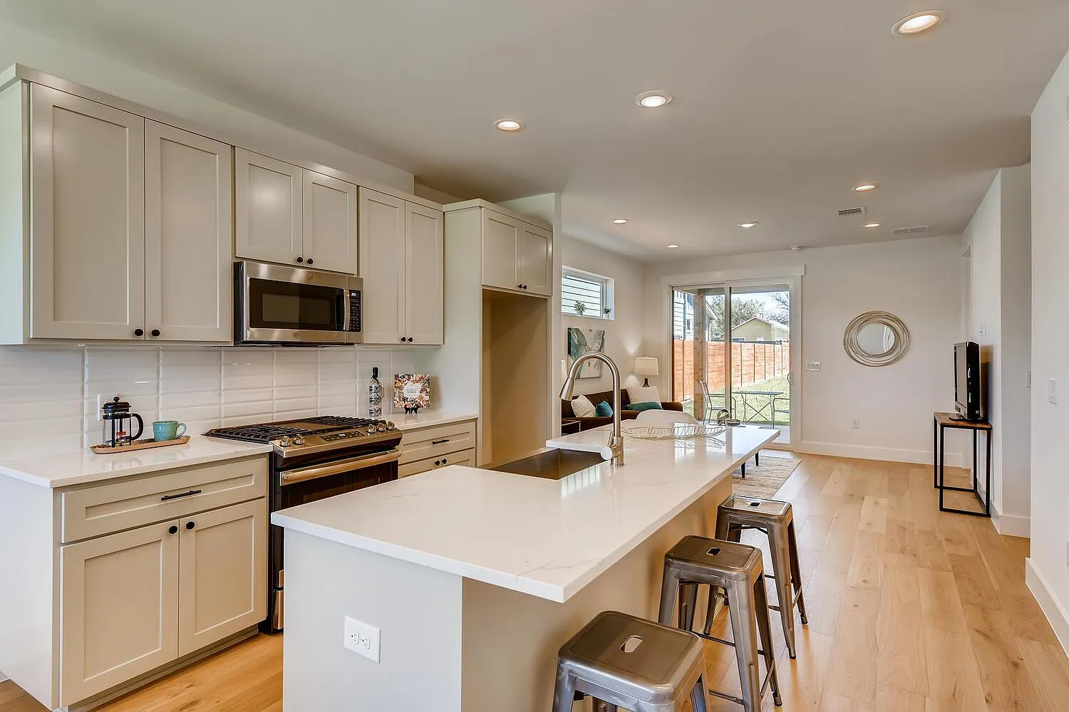 3 bed, 2.5 bath, 1832 sqft, $3,150 — Photo 1