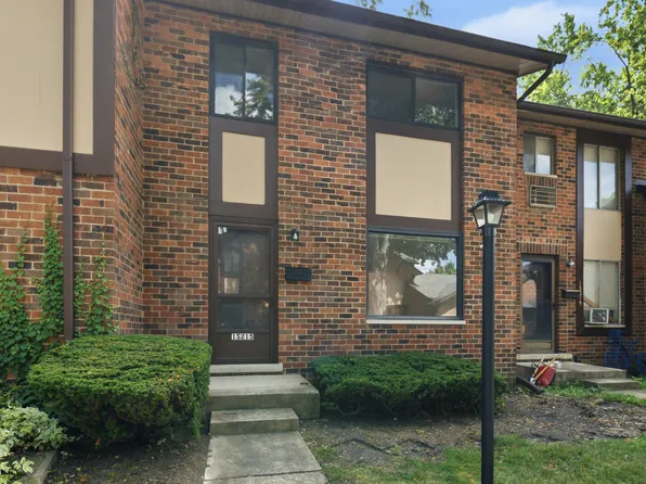 1S215 Holyoke Ln, Villa Park, IL 60181