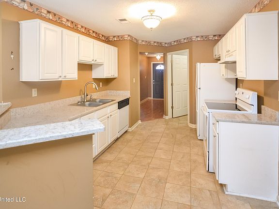 4th image of 7026 Country Walk Dr