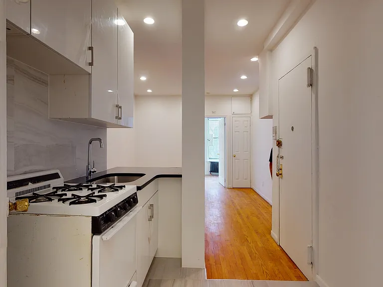 214 E 10th St #13 — Photo 7