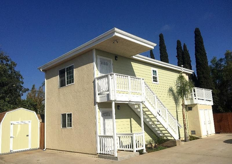Clean & Quiet 2nd story with large deck & private parking