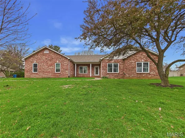 6 Forest Dr, Maryville, IL 62062