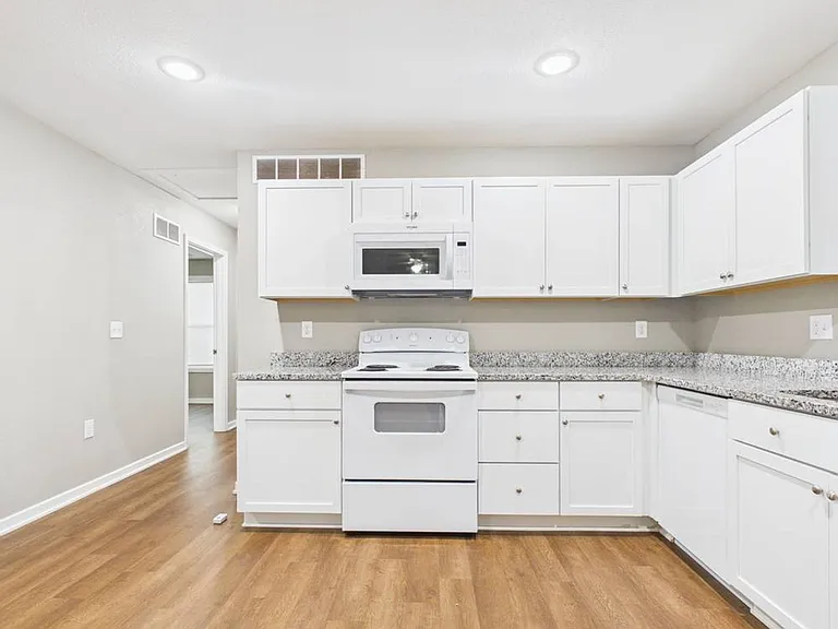 306 W Market St — Photo 5