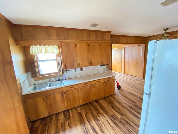 4th image of 1115 E Sloan St