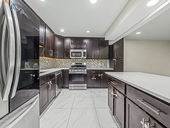 5th image of 2102 Stanley Ct