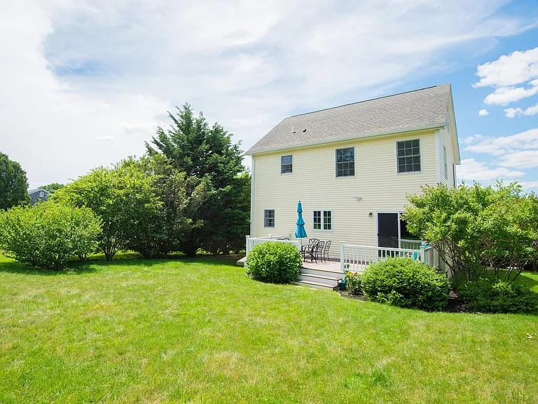 663 Aquidneck Ave — Photo 24