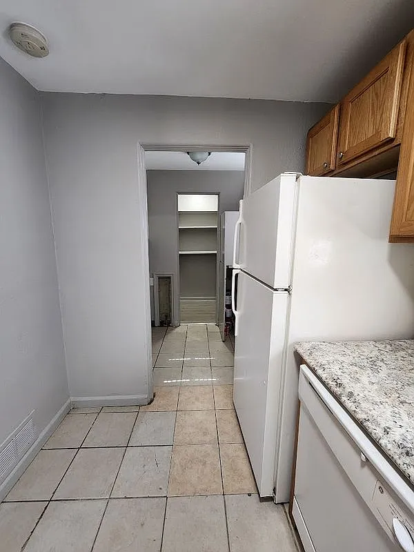 3 bed, 1.0 bath, 857 sqft, $2,200 — Photo 4