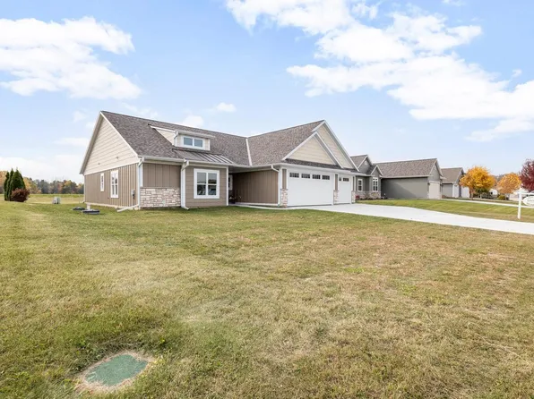 2111 Mapledale DRIVE, West Bend, WI 53090