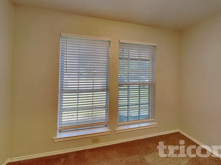 2851 Linden Ln — Photo 12