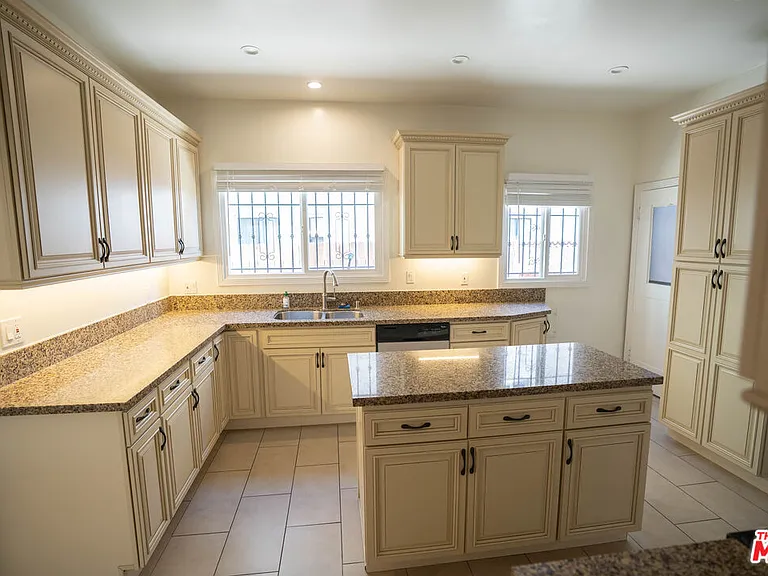 1210 S La Jolla Ave — Photo 21