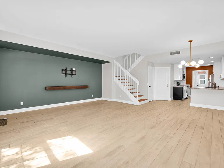 228 Murray Ct — Photo 6