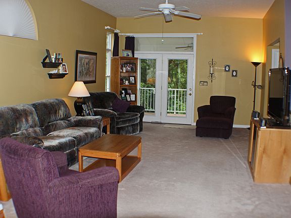 LR w/ walk-out to covd patio