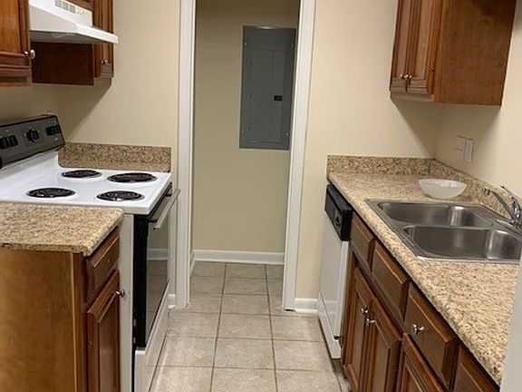 5th image of 1004 N Oak St APT 6