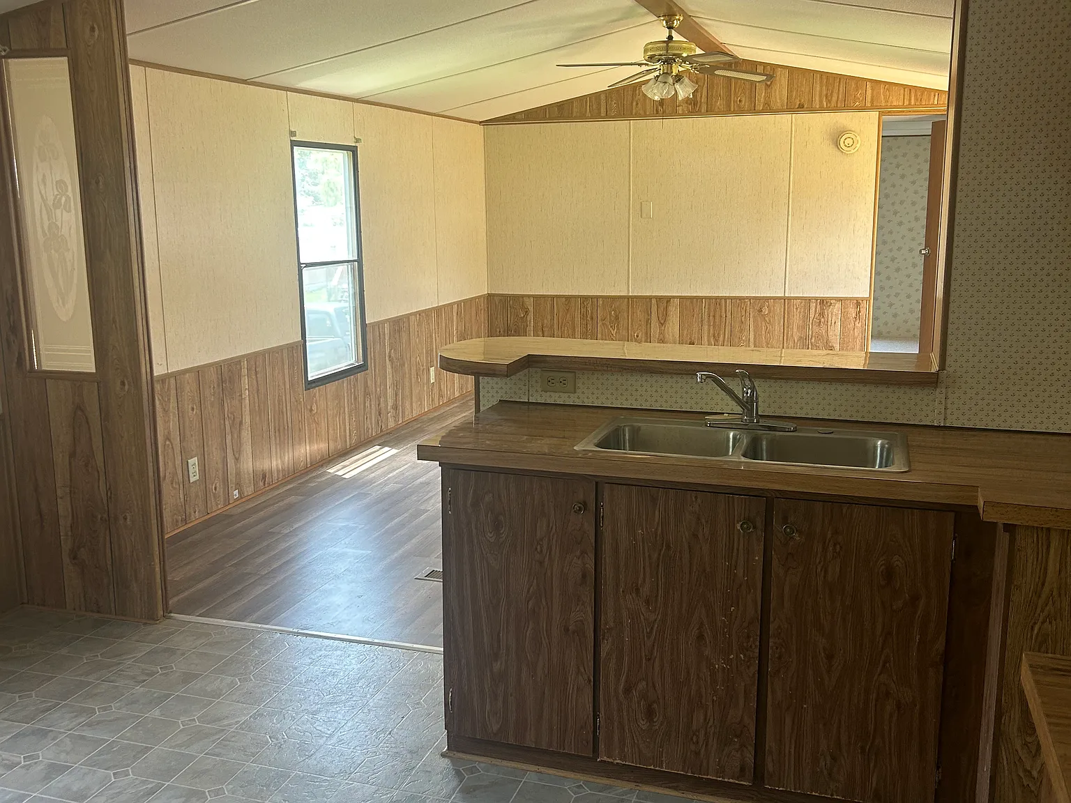 2 bed, 1.5 bath, 950 sqft, $900 — Photo 2