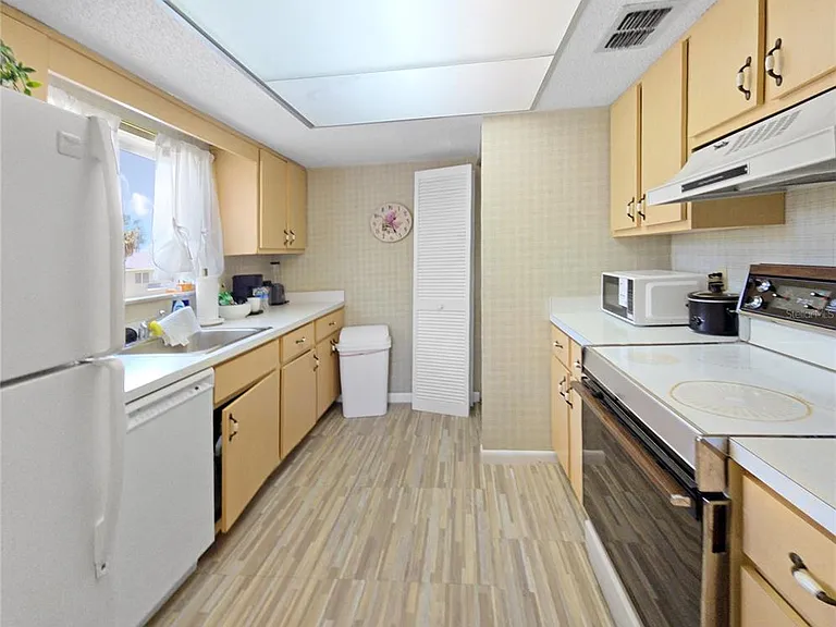 553 Fairways Cir #B — Photo 10
