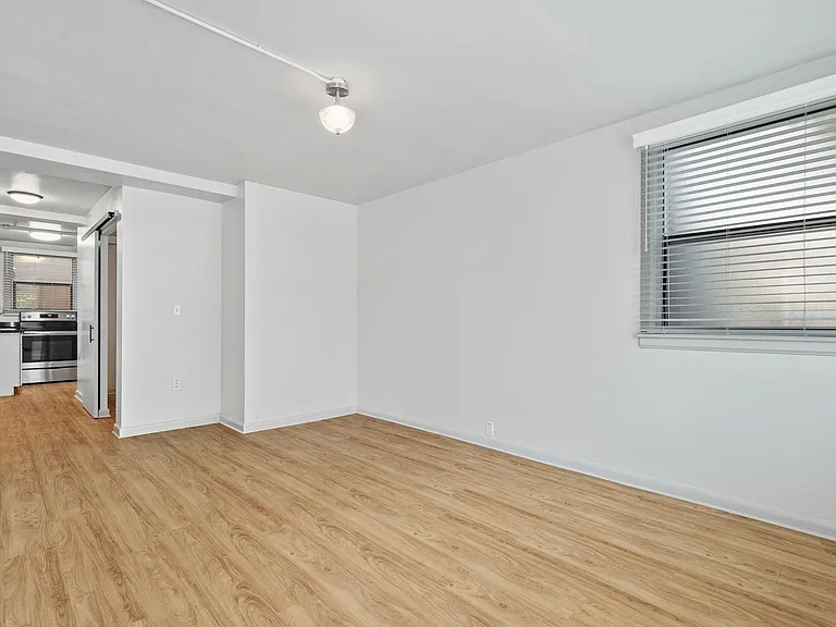 8 W Howe St — Photo 4