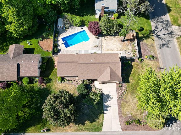 5th image of 337 Evergreen Dr