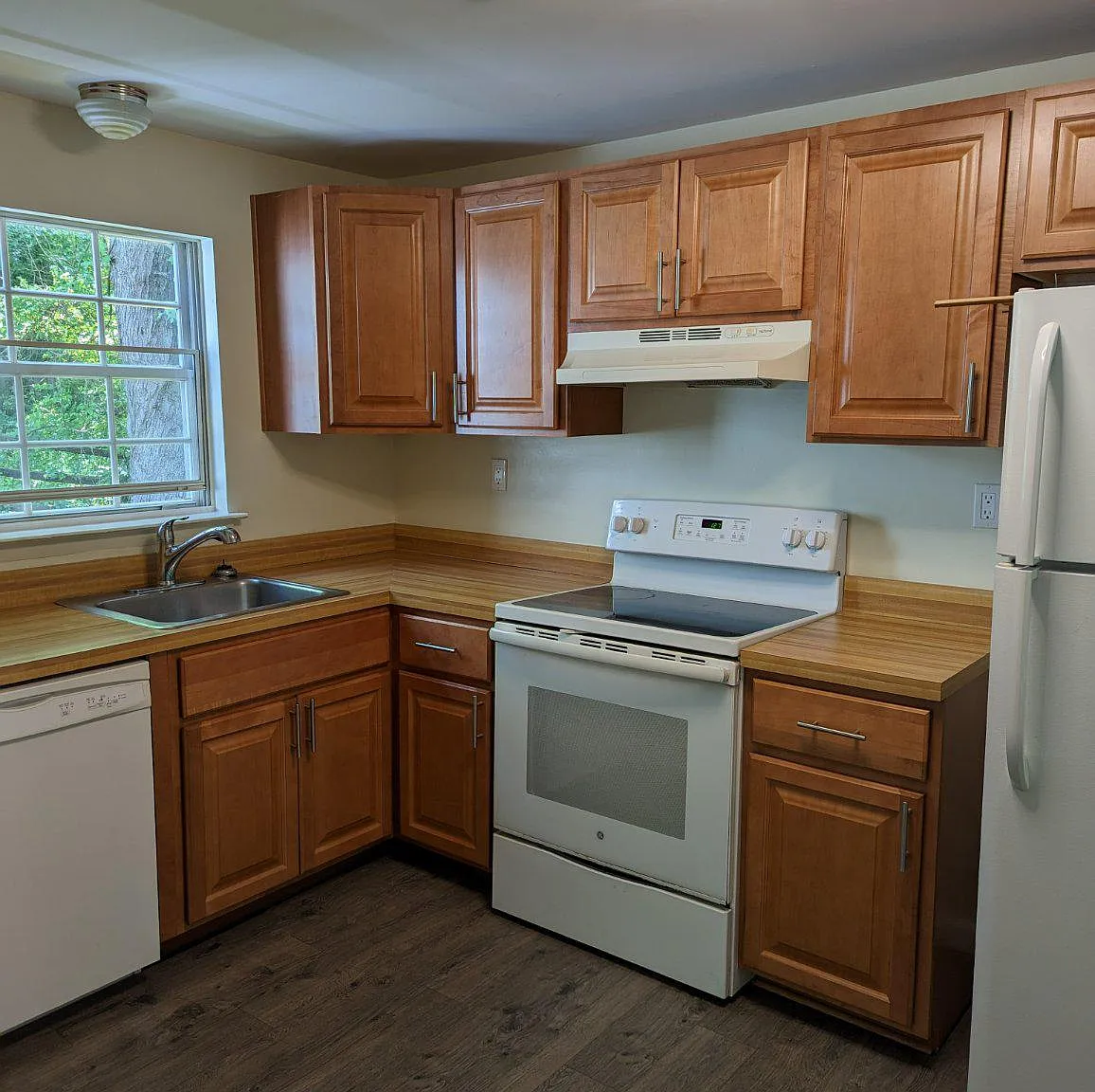 3 bed, 1.0 bath, 1020 sqft, $2,349 — Photo 3