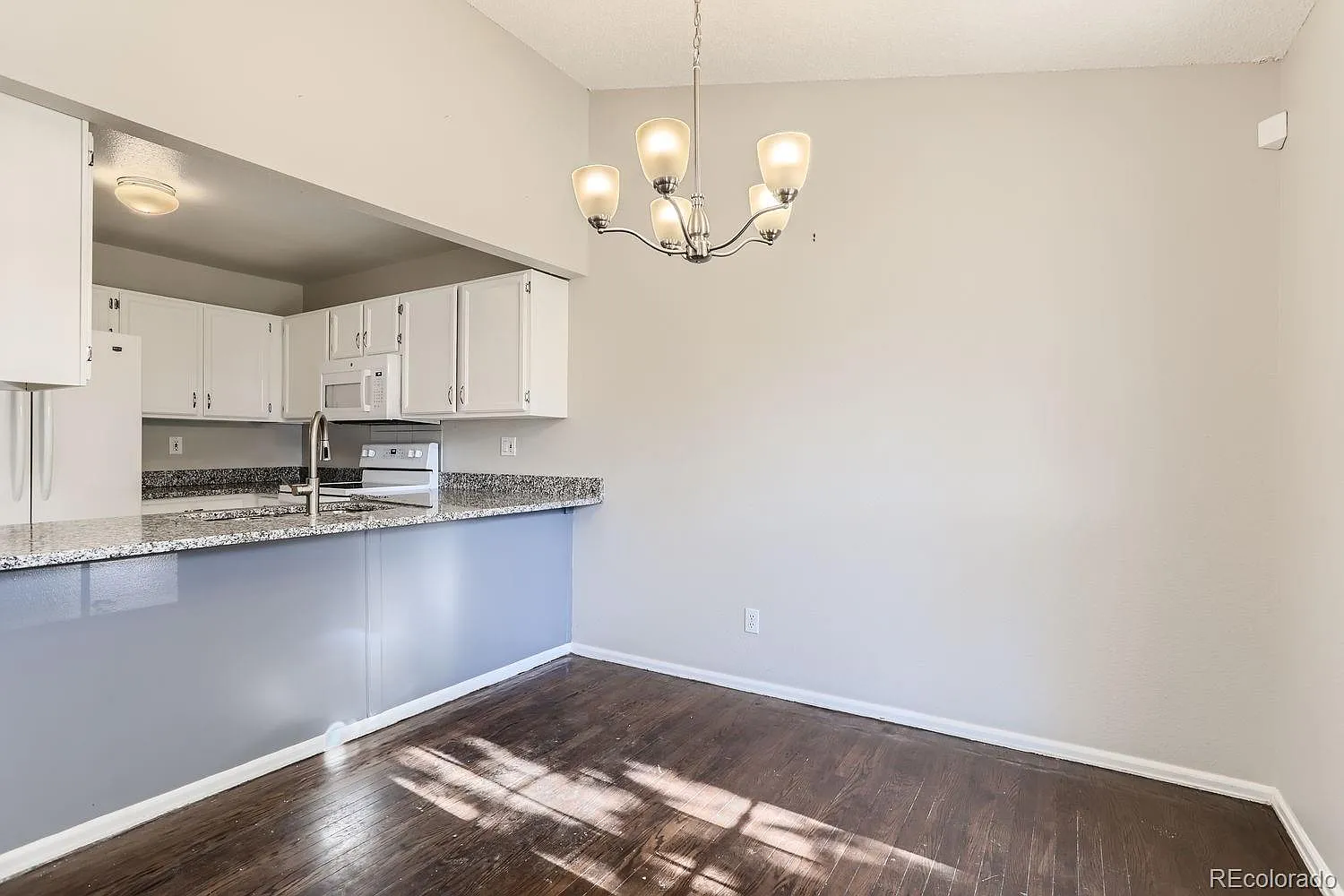 3 bed, 2.0 bath, 1920 sqft, $3,090 — Photo 2