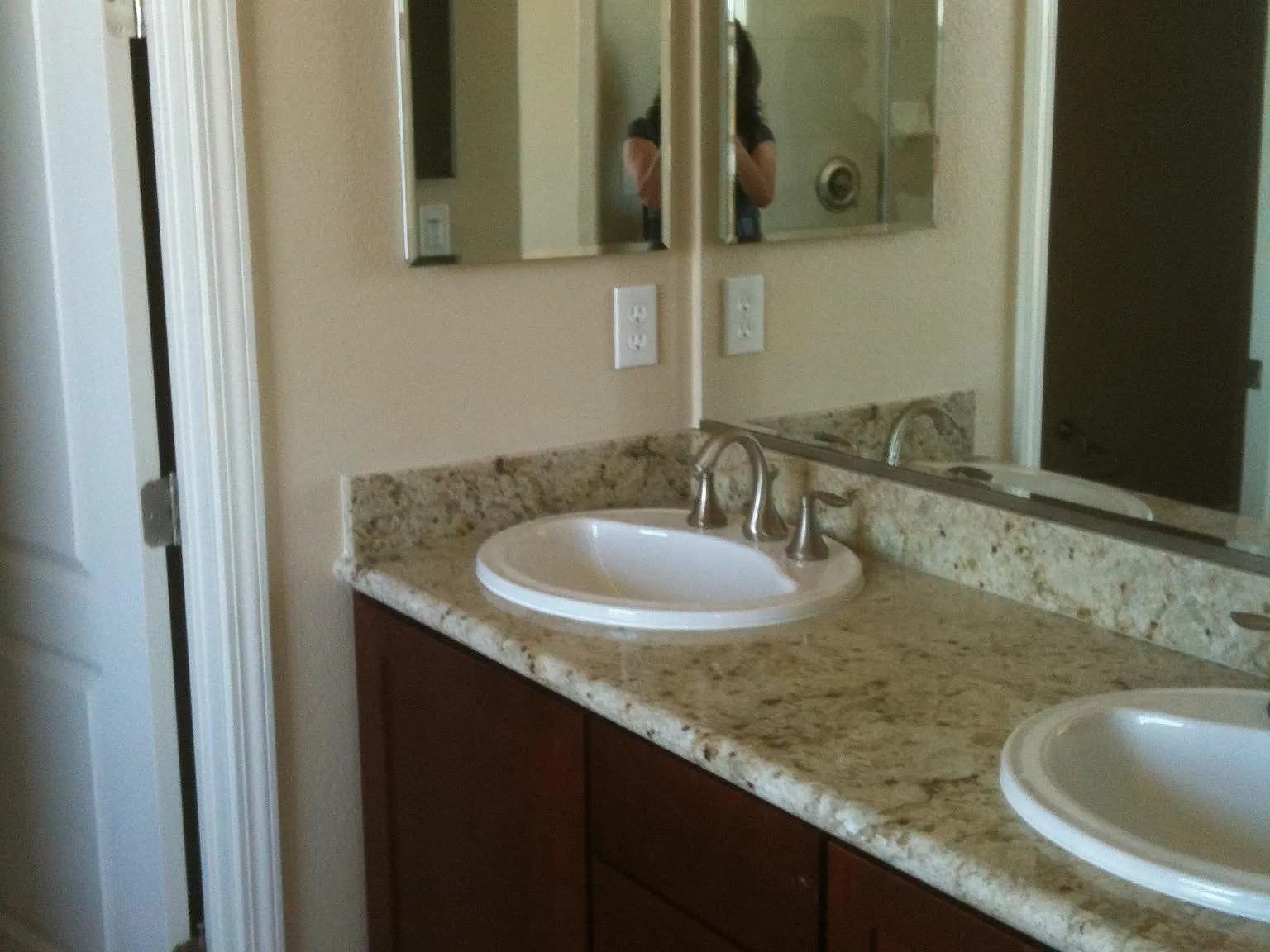 3 bed, 2.5 bath, 1924 sqft, $7,195 — Photo 4