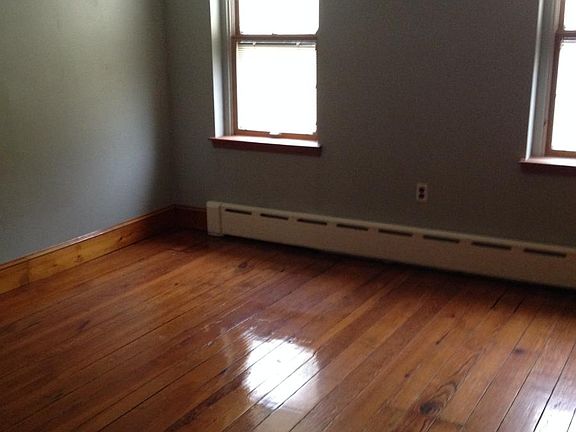 4th image of 425 Leverington Ave