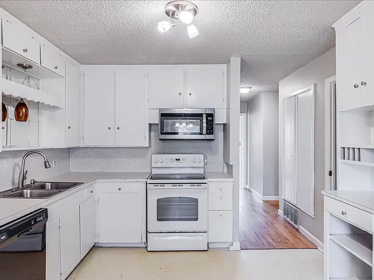 6046 Hugo Dr — Photo 12