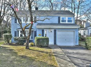14 Stuart St, Waldwick, NJ 07463