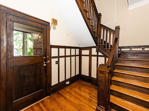 4th image of 207 E Park Ave