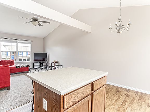 5th image of 615 Badger Ct