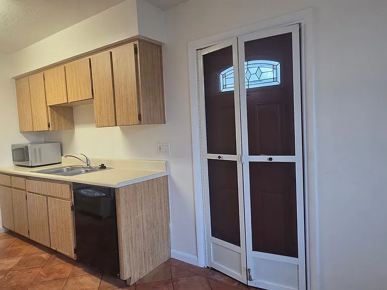 3609 SE 9th Pl #1 — Photo 3
