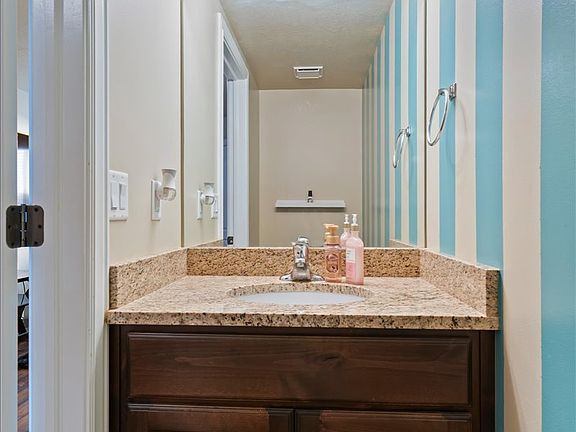 4th image of 1809 E Whitetail Dr