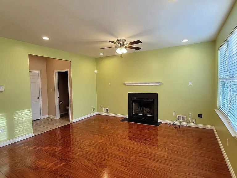 1081 Matthew St — Photo 9