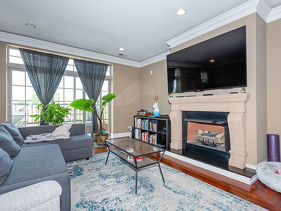5th image of 4755 N Kilbourn Ave Unit 3B