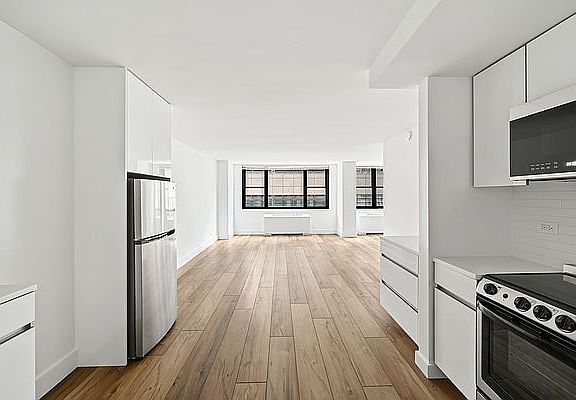 5th image of 330 W 58th St APT 12P