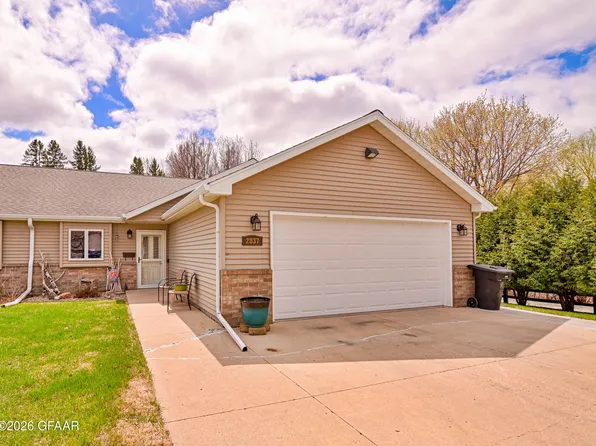 2837 Knight Dr, Grand Forks, ND 58201