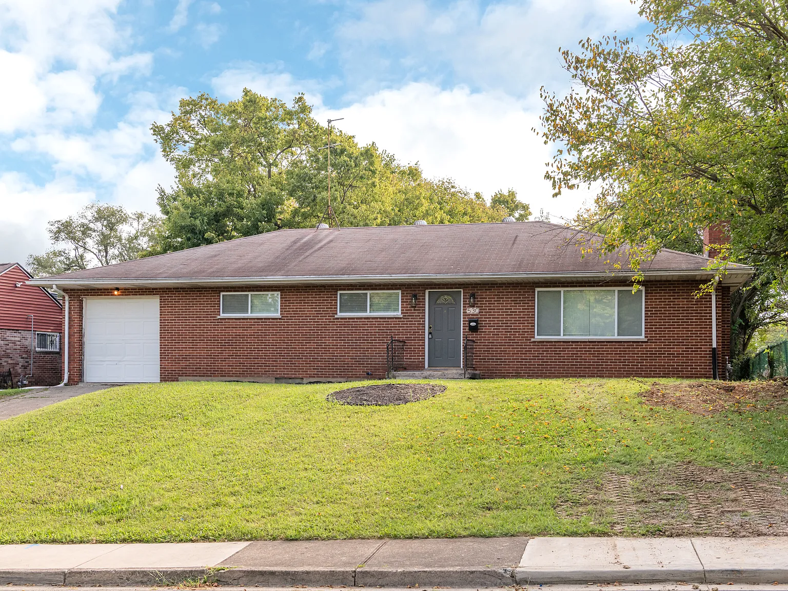 5 bed, 2400 sqft, $1,799 — Photo 4