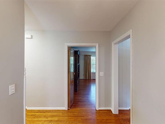 5th image of 403 Kenwood Ave