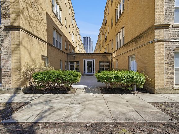 5th image of 4240 N Clarendon Ave APT 209N