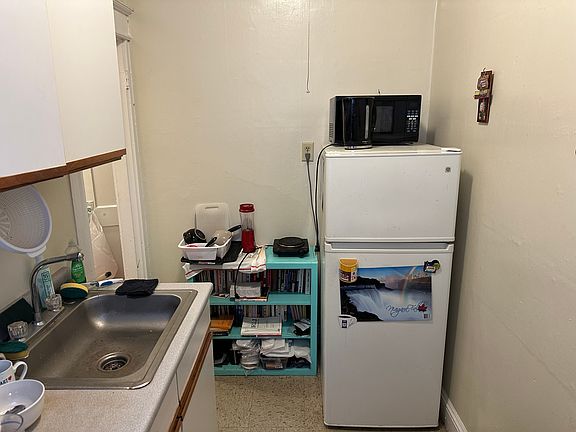5th image of 58 Woodstock Ave #9
