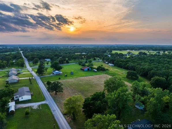 2 E 121st St S, Coweta, OK 74429