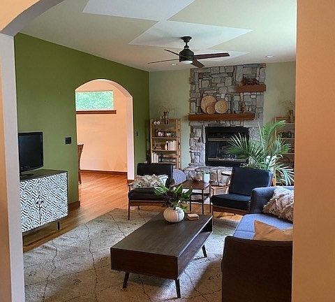 4th image of 579 Irishrose Ln