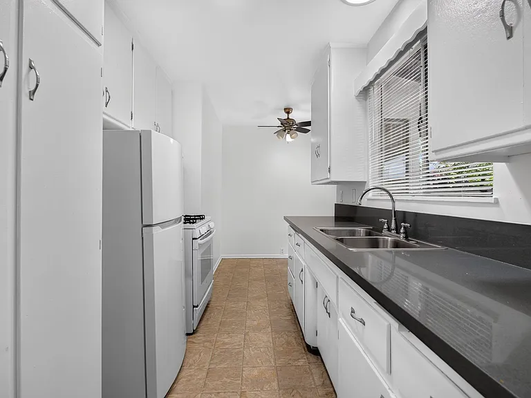425 S Los Robles Ave — Photo 19